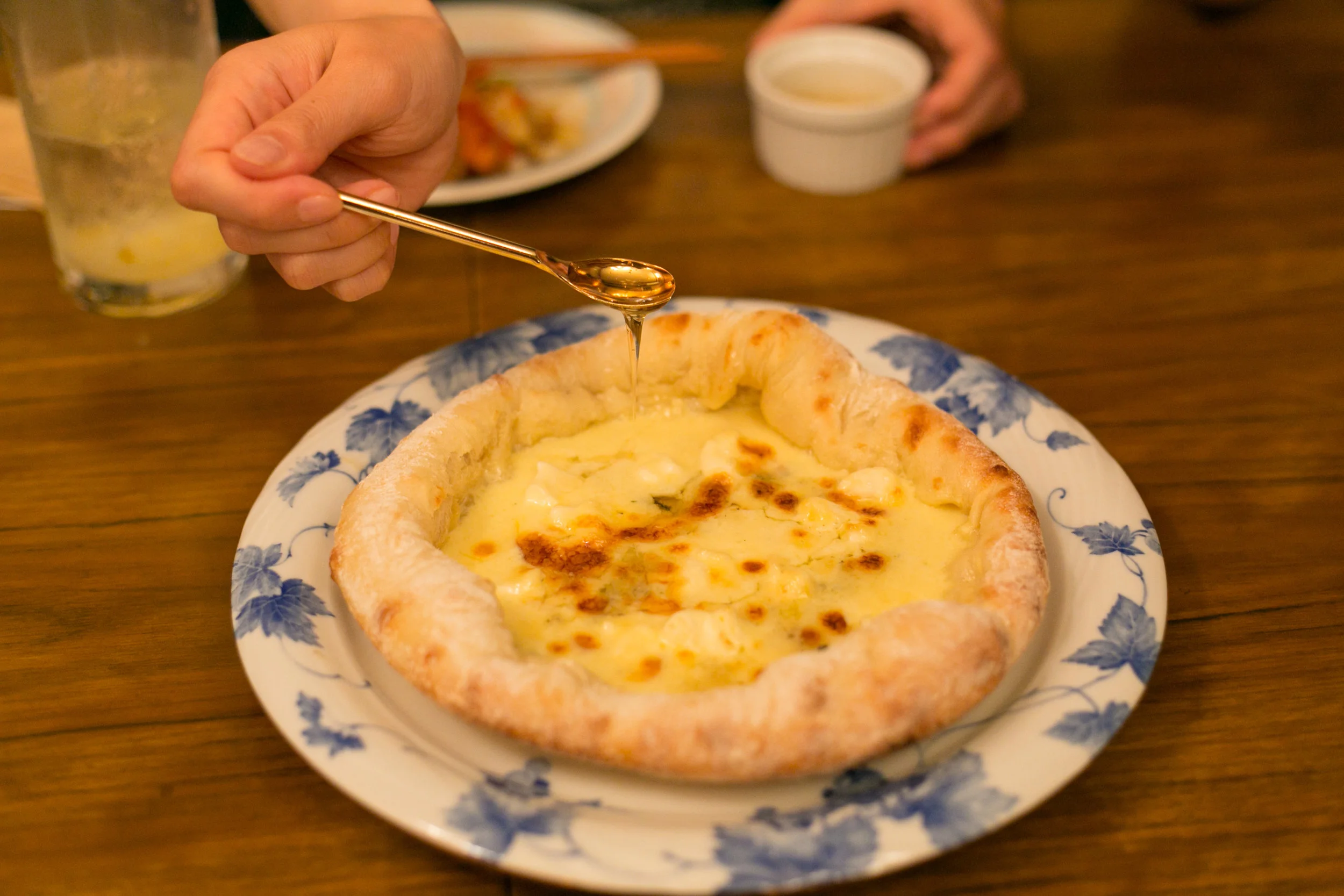 「2種のチーズのクリームソースピザ」