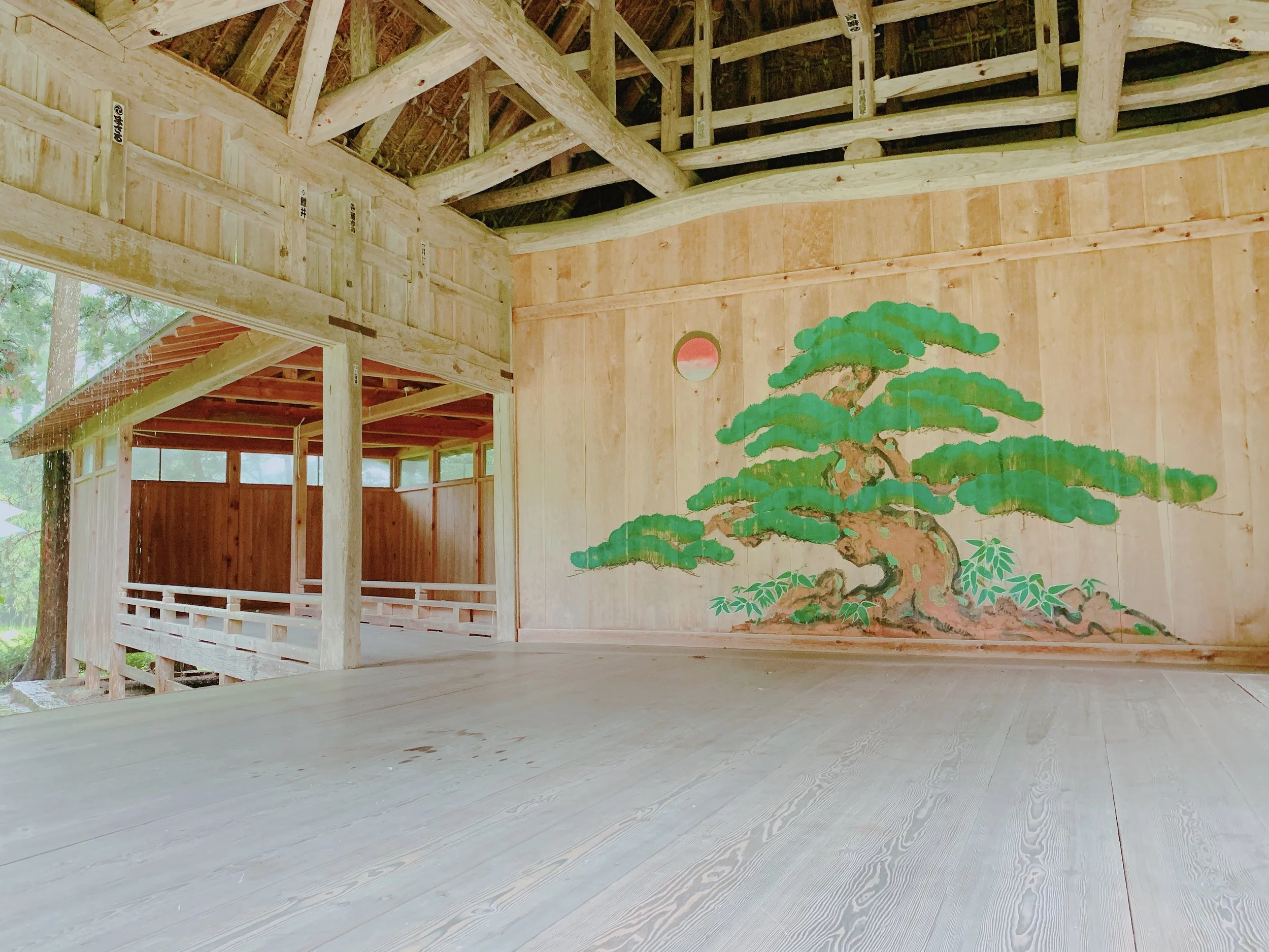 大膳神社能舞台の老松