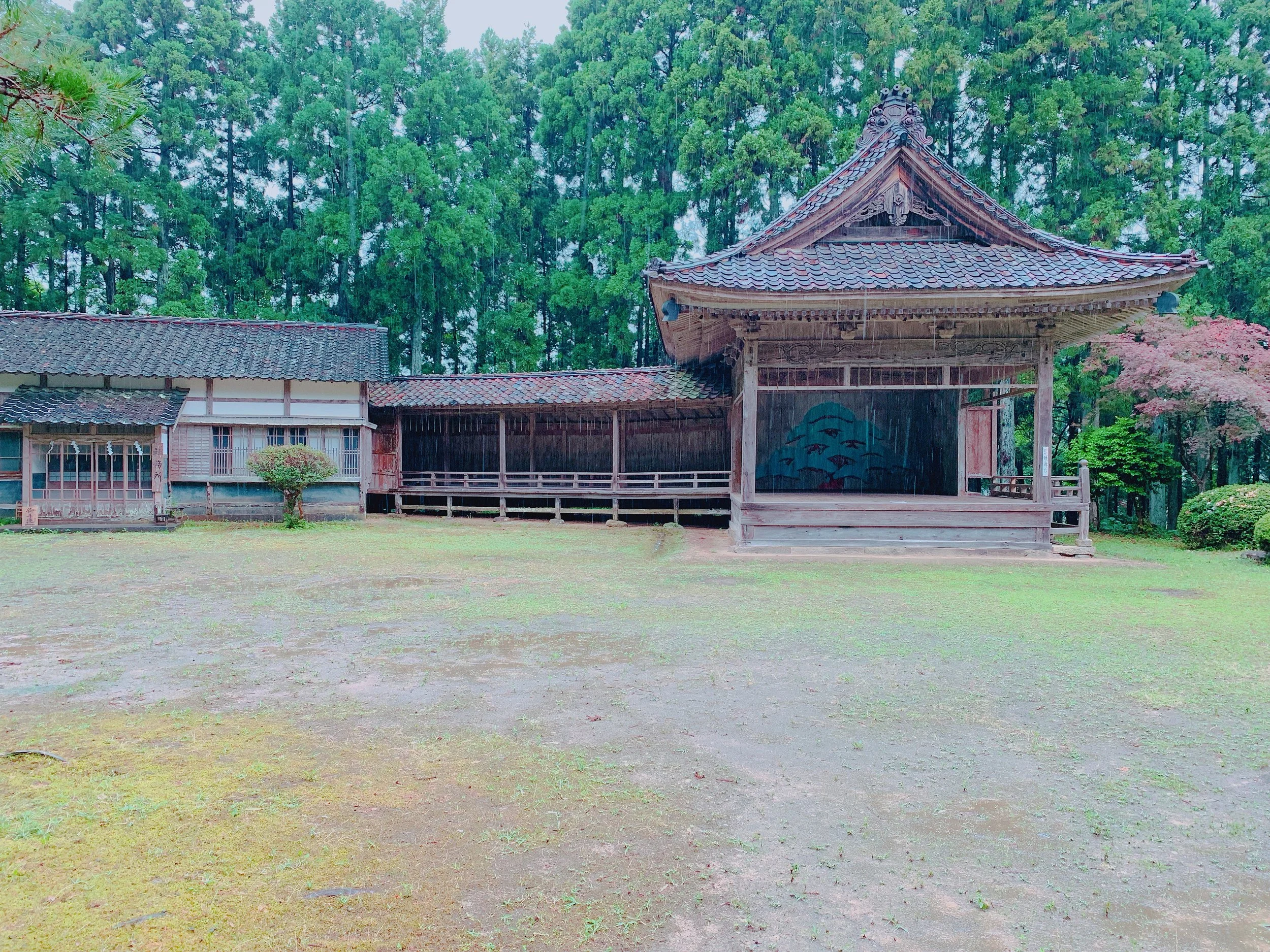 大きくて写真に収まらない牛尾神社能舞台