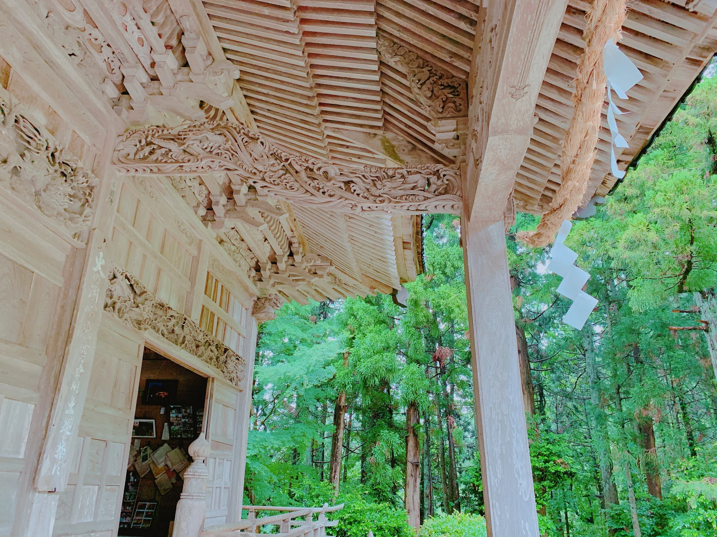 牛尾神社拝殿前