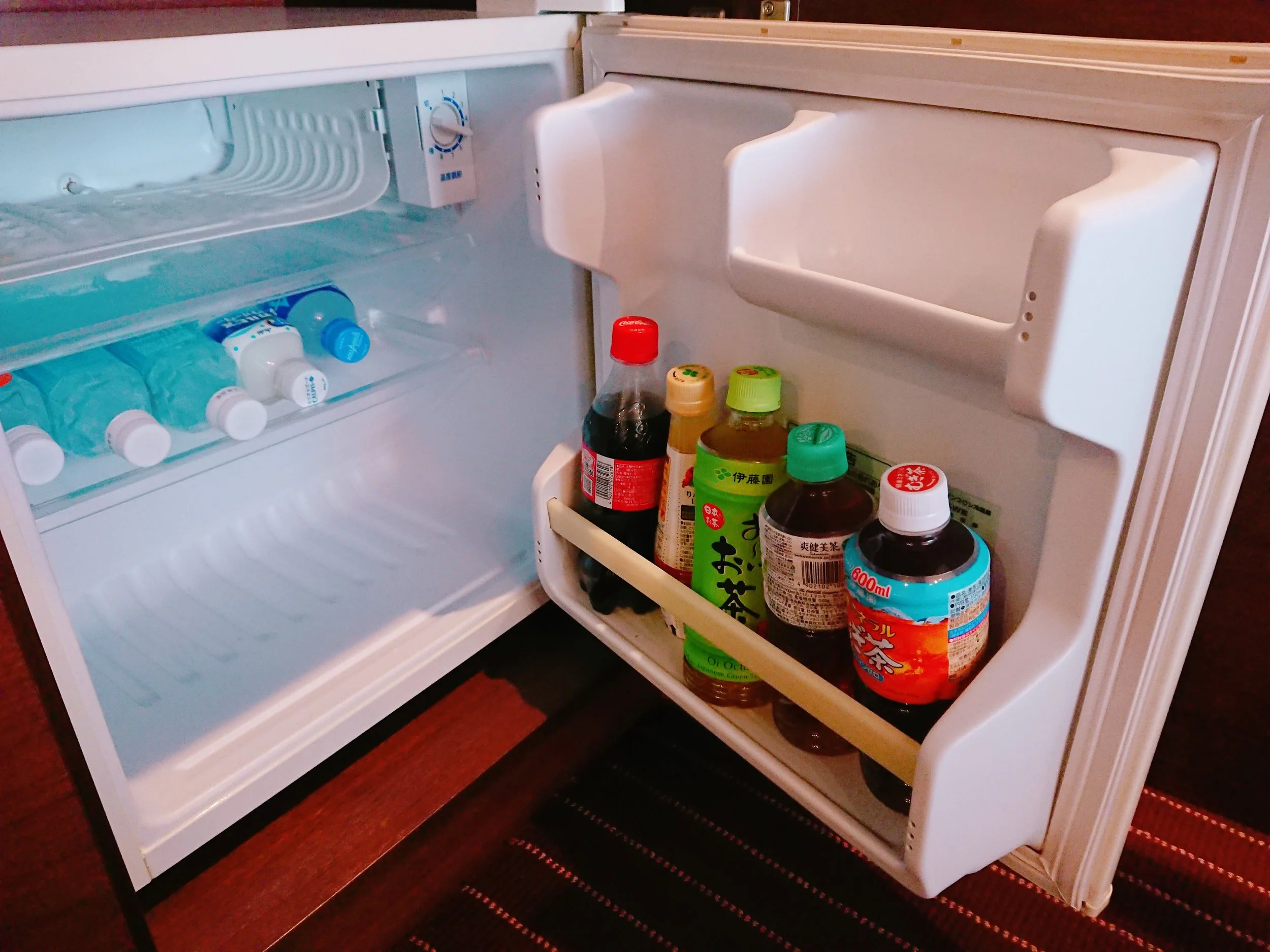 冷蔵庫 お茶にジュースもそろってます