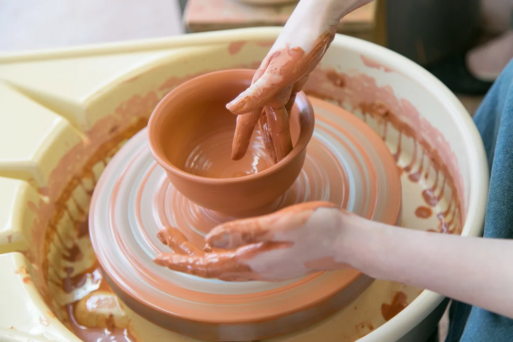 佐渡らしい体験といえばこれ 相川技能伝承展示館 で無名異焼の陶芸体験をしよう さどトリコ サドトリコ さどとりこ