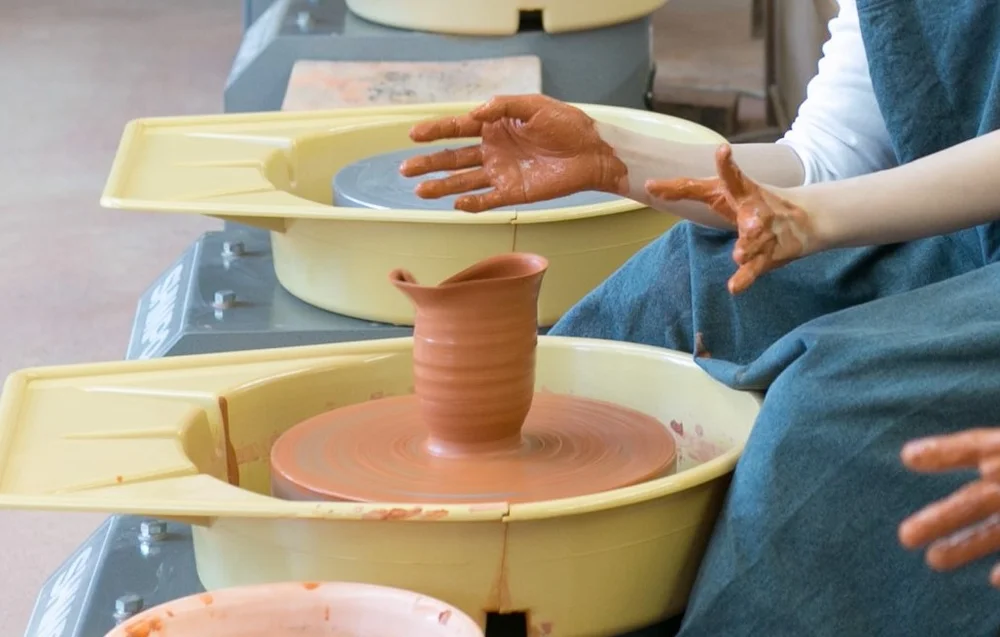 佐渡らしい体験といえばこれ 相川技能伝承展示館 で無名異焼の陶芸体験をしよう さどトリコ サドトリコ さどとりこ