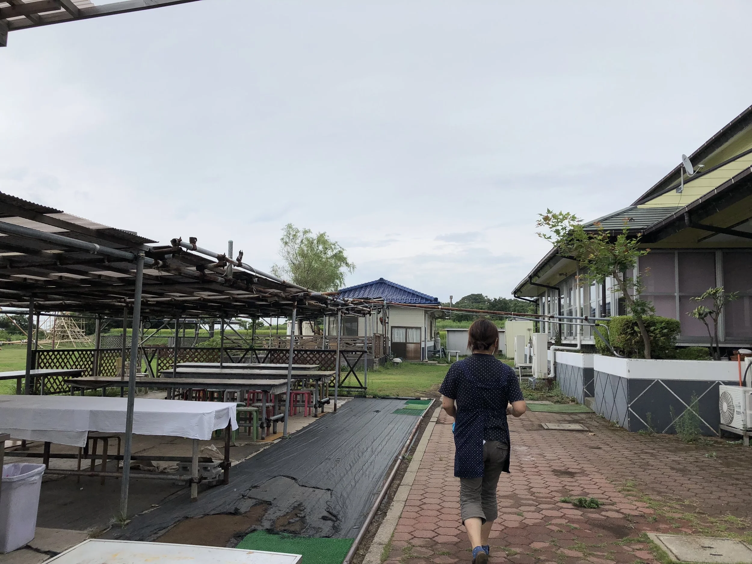 奥の青い屋根の建物を目指します