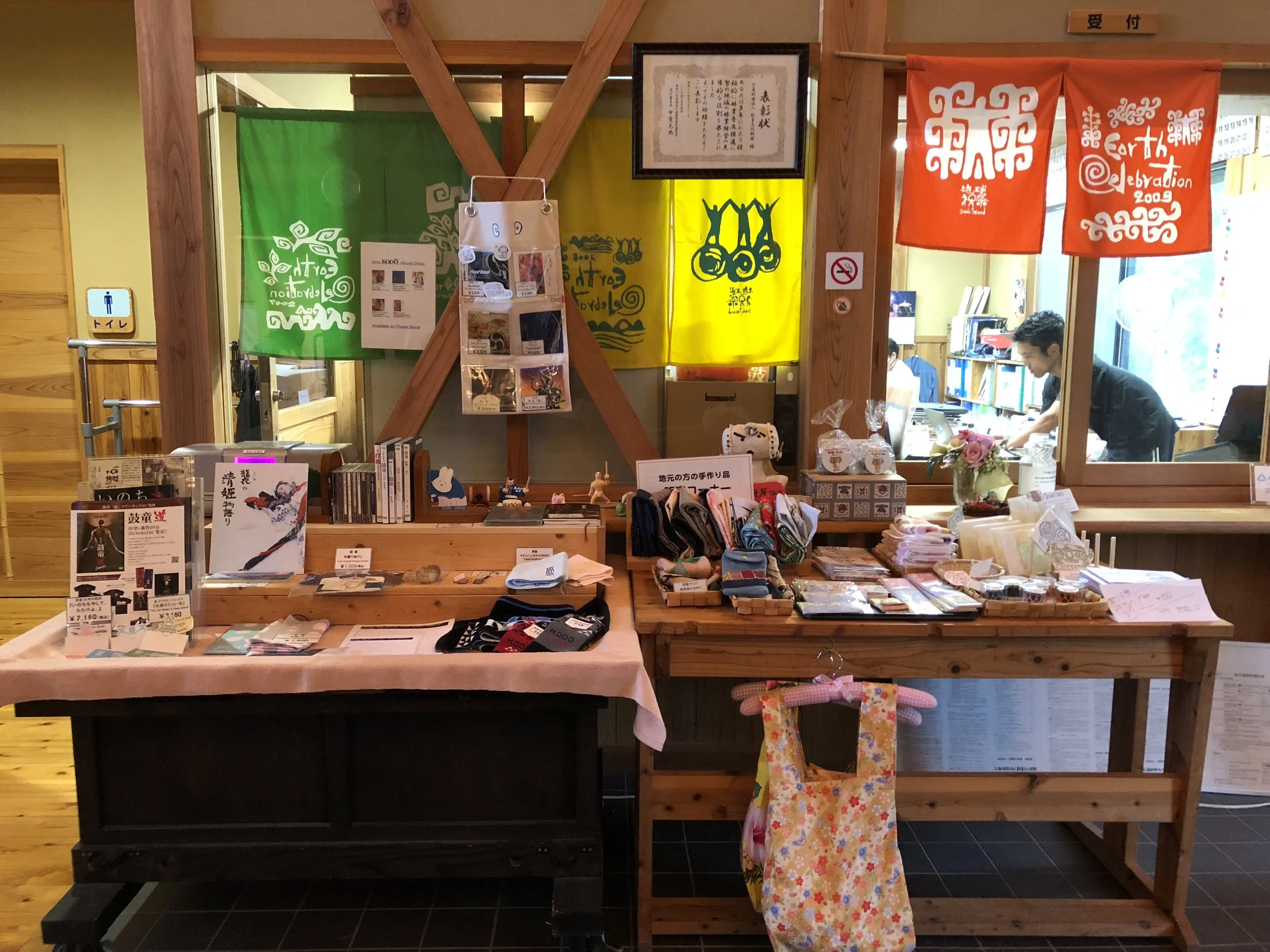 たくさんお土産グッズが並んでいます!