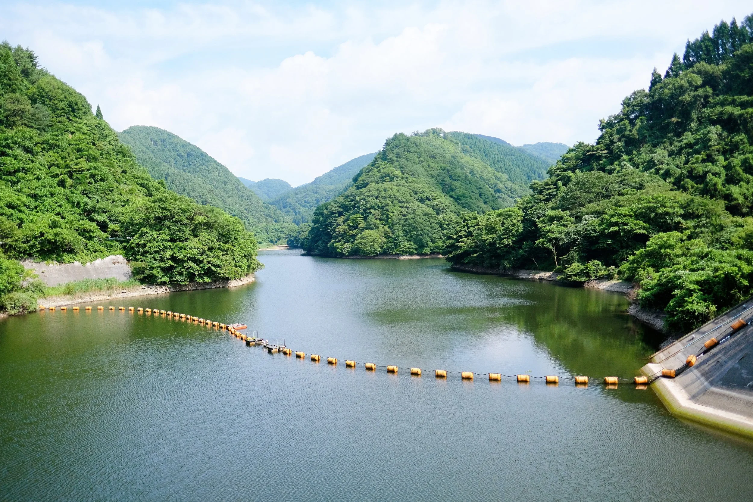 大野川ダム天端から上流方向の眺め
