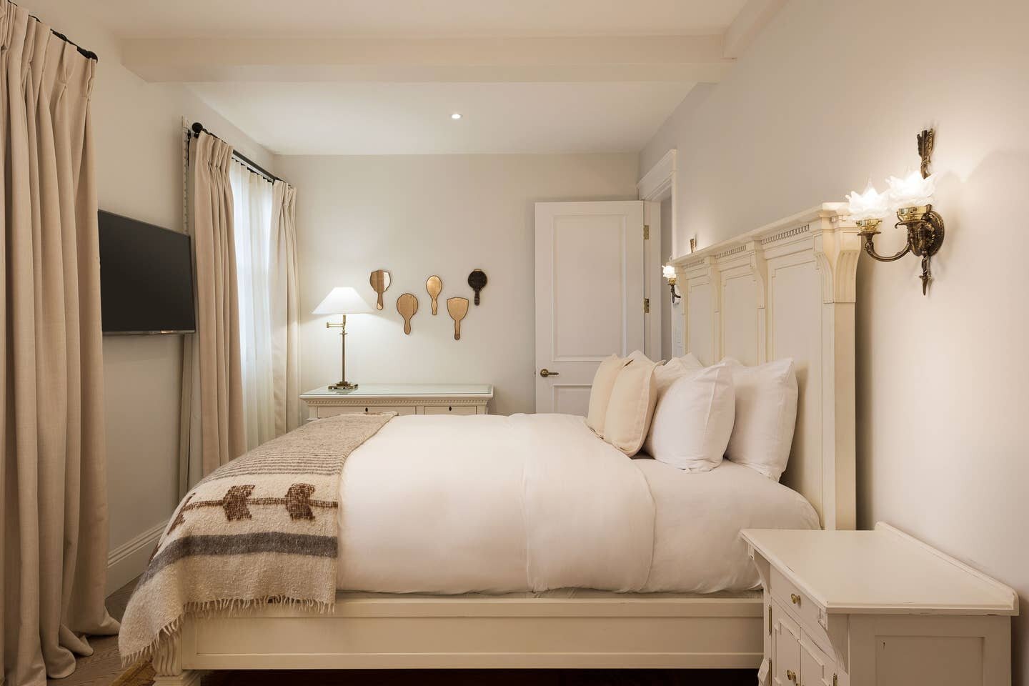 Bedroom 2 of 4 in Royal Suite Airbnb in Québec City