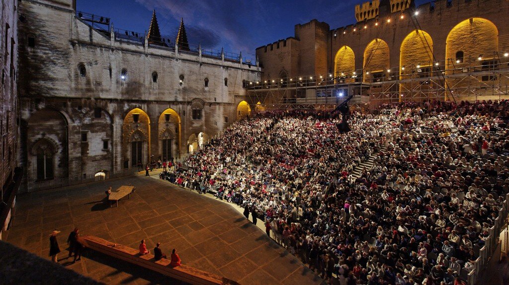 The courtyard of the immense Palais des Papes during the Avignon Festival | © Avignon Festival / Christophe Raynaud de Lage