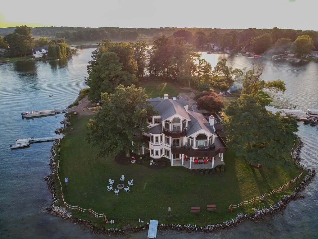 Luxury rental Island of Paradise - VRBO listing in Battle Creek, Michigan - Sleeps 12