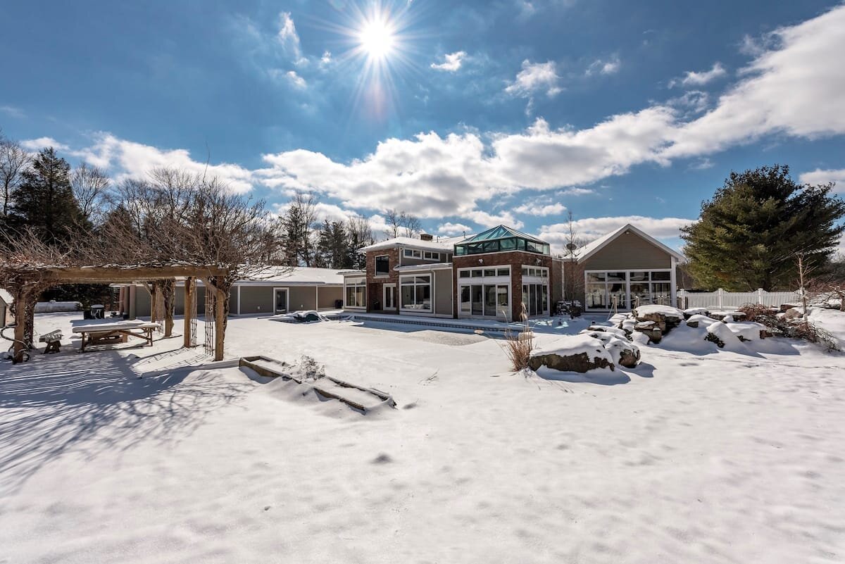 Poconos Blakeslee Luxury Castle in the Greens - Airbnb near Scranton, Pennsylvania