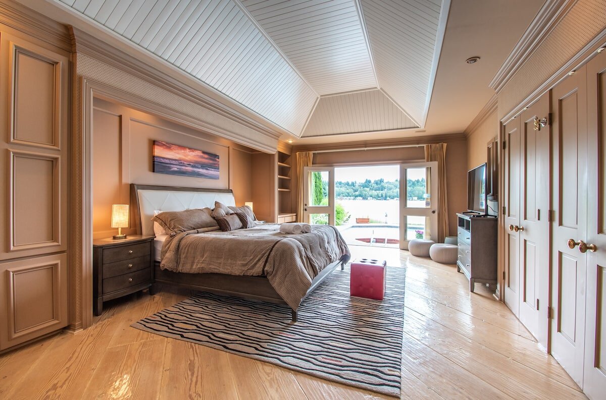 $8 Million Waterfront Home on lake Washington - Airbnb