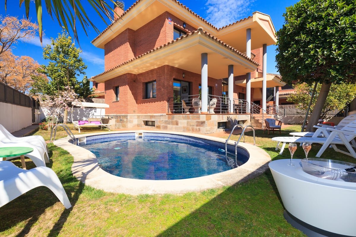 Spa &amp; Wine Villa Stay - Airbnb in Salou, Spain