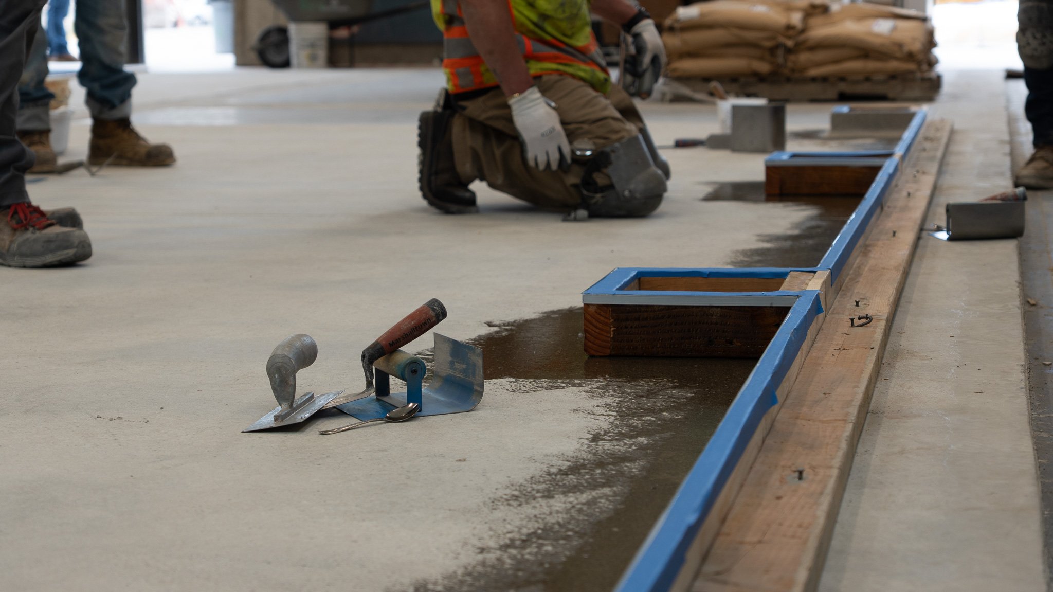 A huge thank you to Westcoat Specialty Coating Systems for supporting the next generation of Cement Masons by donating materials for epoxy flooring, cove base, and broadcast flake for our seamless compitsition flooring training.
Hands-on training wit