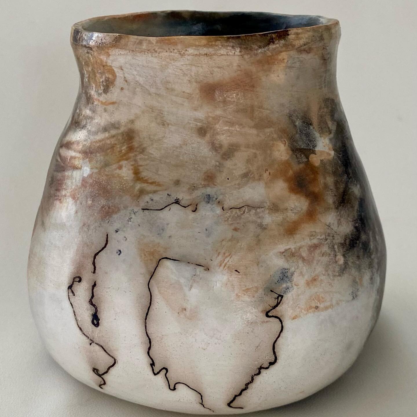 One vessel - four stories. Saggar fired coil built pot with a touch of horse hair. So many facets to this one.
.
.
.
.
#saggarfiredceramics #saggarfire #australianceramics #alternativefiring #contemporaryceramics #handmadeceramics #sunshinecoastartis