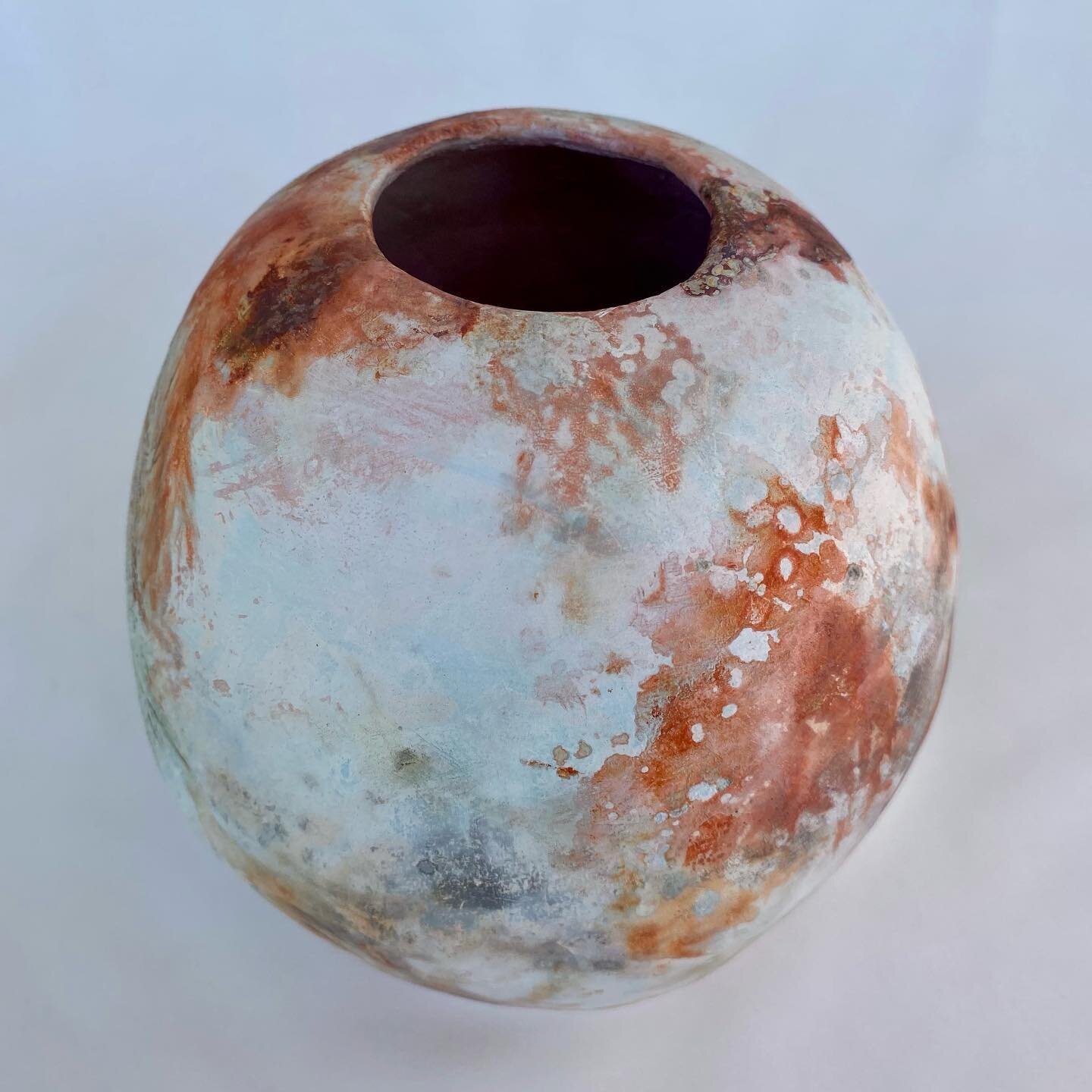 &lsquo;Cosmic&rsquo; Saggar fired pot. Part of my collection on display at Imbil this weekend at the Mary Valley Arts festival. Lots of talented 2D &amp; 3D artists on show. For details go to www.maryvalleyartslink.com.au
..

.
.
#maryvalleyartslink 