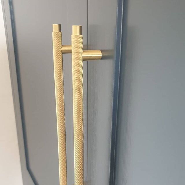 Wardrobe all complete with these beautiful handles from @plankhardware. Really works well with the F&amp;B railings colour and oak internals. 
#bespokewardrobes #wardrobes #wardrobeinspiration #wardrobesofinstagram #wardrobedesign #interiors #interio