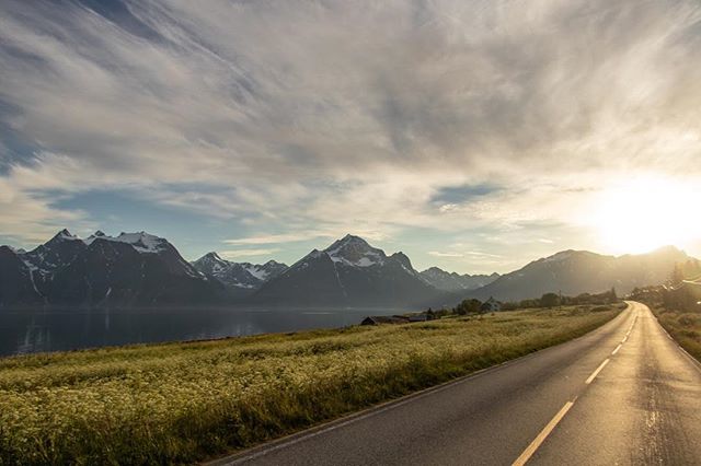 The magnificent midnight sun and the amazing Lyngen Alps seend from Djupvik. 🌅🏞
&bull;
&bull;
&bull;
#thelyngenalps #lyngen #lyngenalps #visitlyngen #visitnorway #bestoflyngen #djupvik