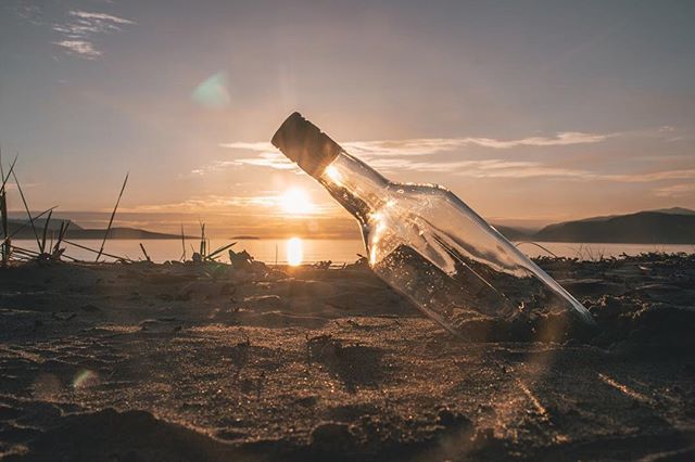 The midnight sun shining in Storvik 🌅
&bull;
&bull;
&bull;
#storvik #midnightsun #bottle #nordtroms #lyngen #nordreisa