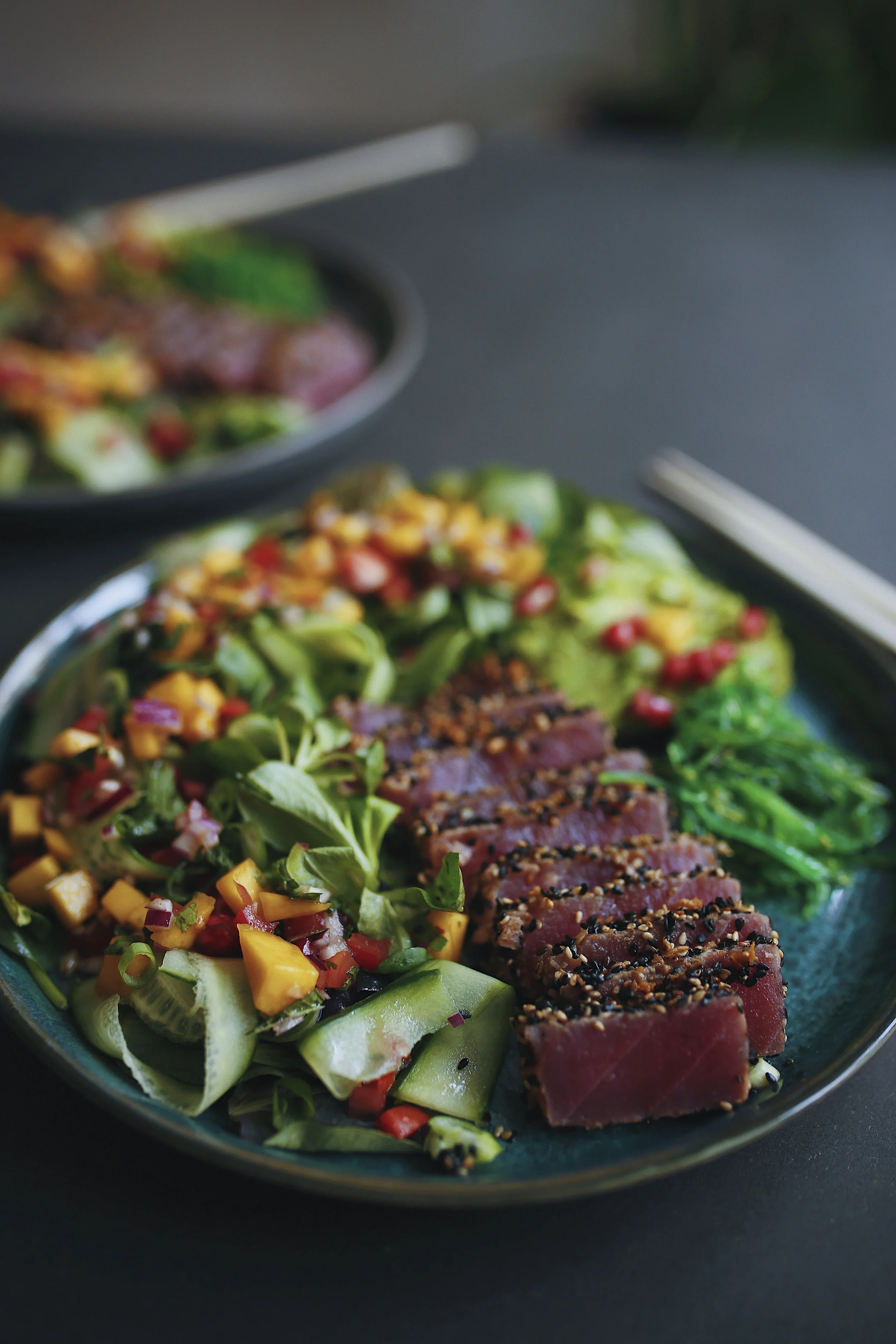 Lynstegt tun med mangosalsa