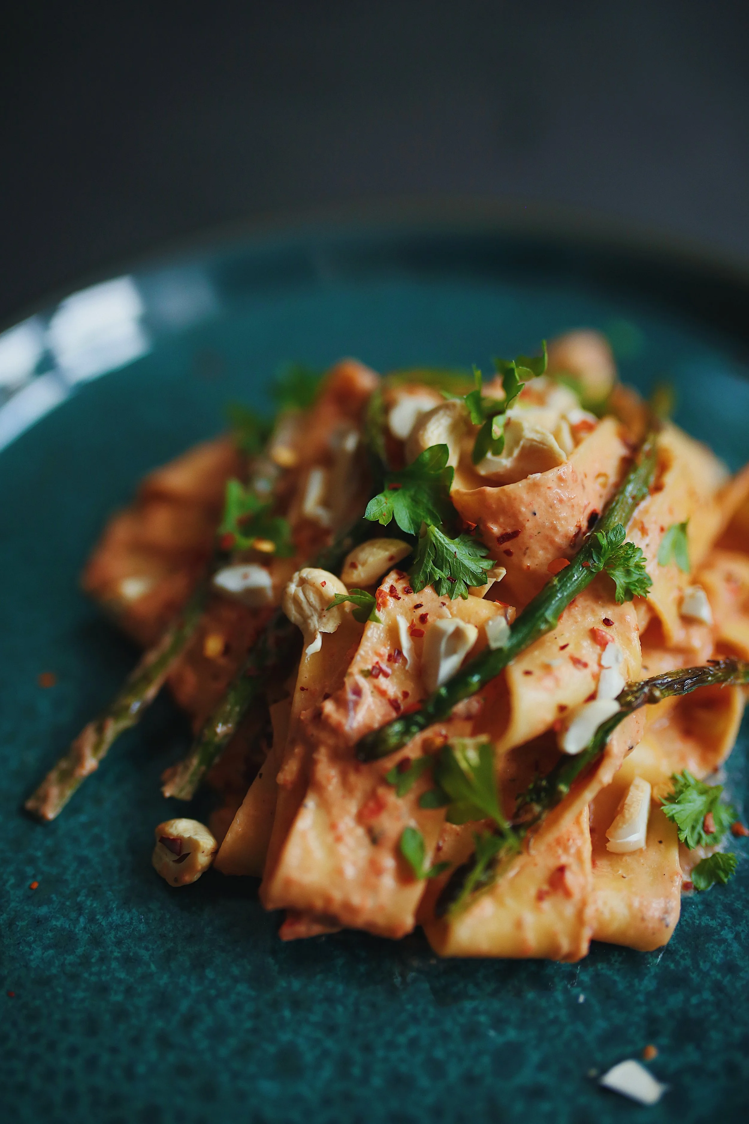 Cremet pasta med rød peber og asparges 