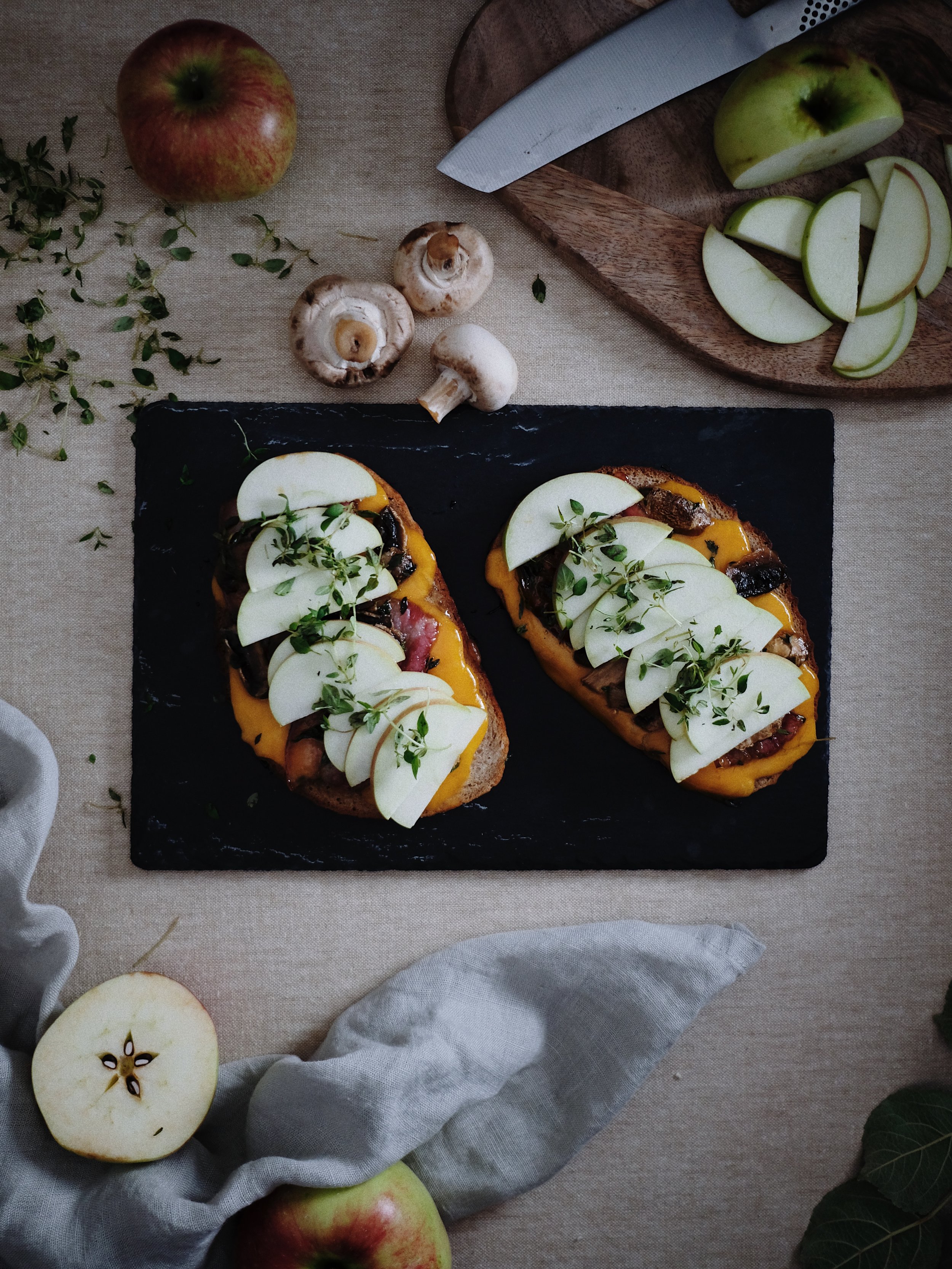 Æbletoast med honningristet bacon og svampe