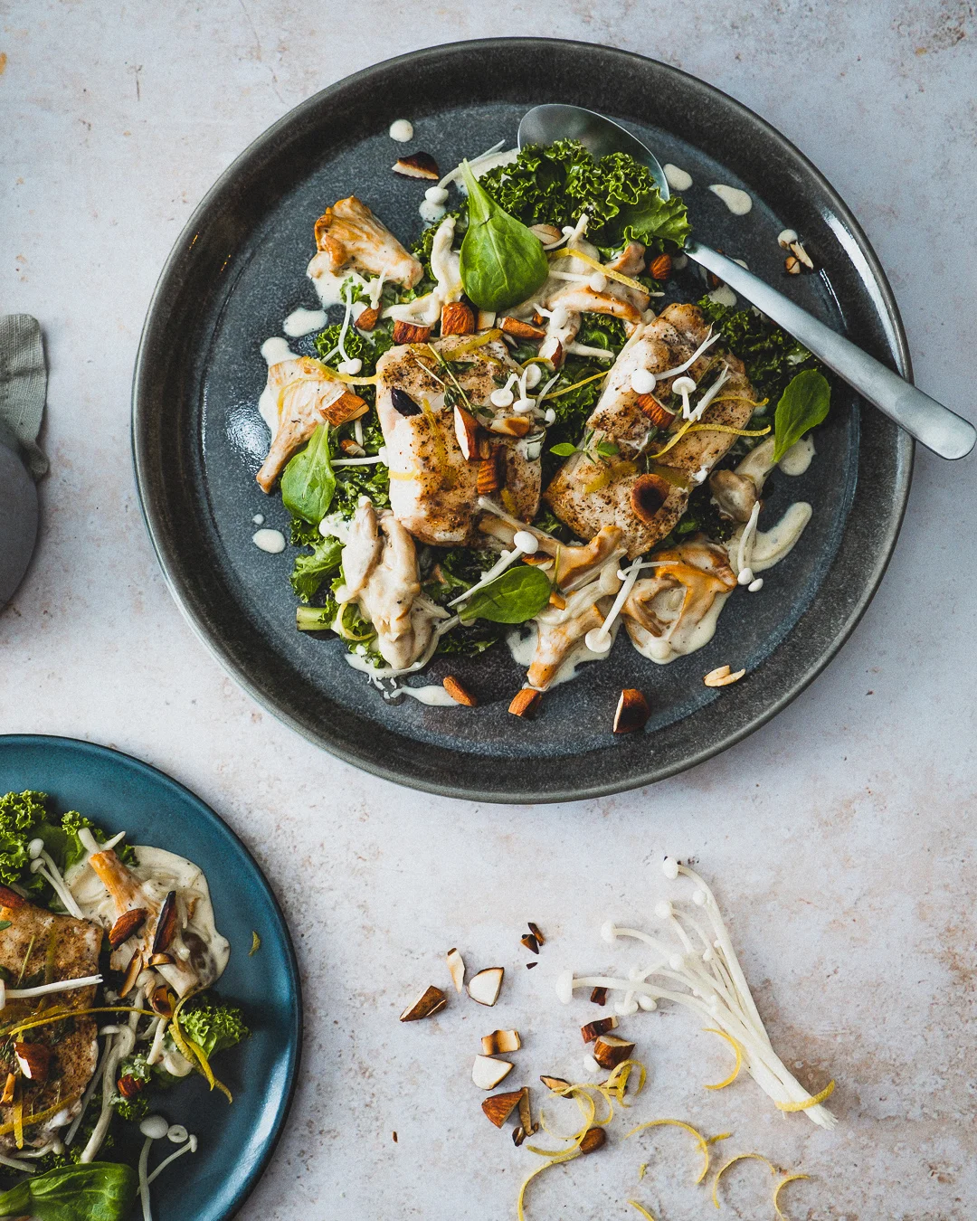 Sprødstegt kulmule med grønkål, svampesauce og mandelknas