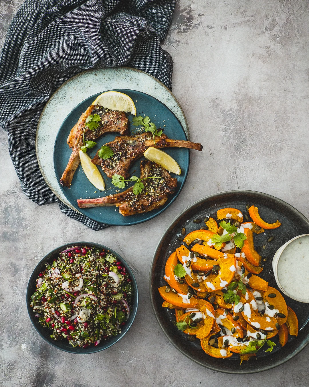 Lammechops med dukkah, bagt græskar og quinoasalat