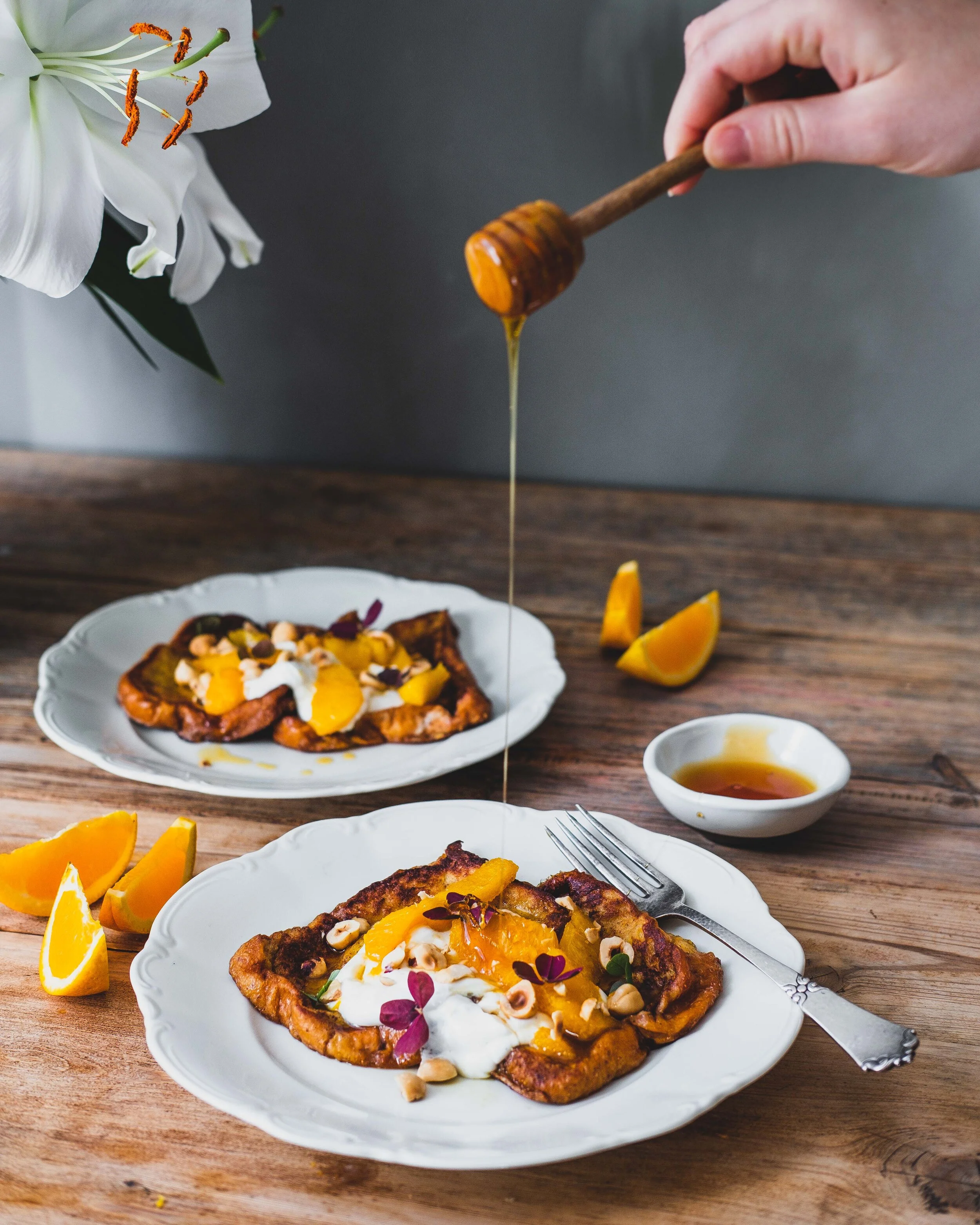 French toast med vaniljeprikket græsk yoghurt og honningstegt appelsin