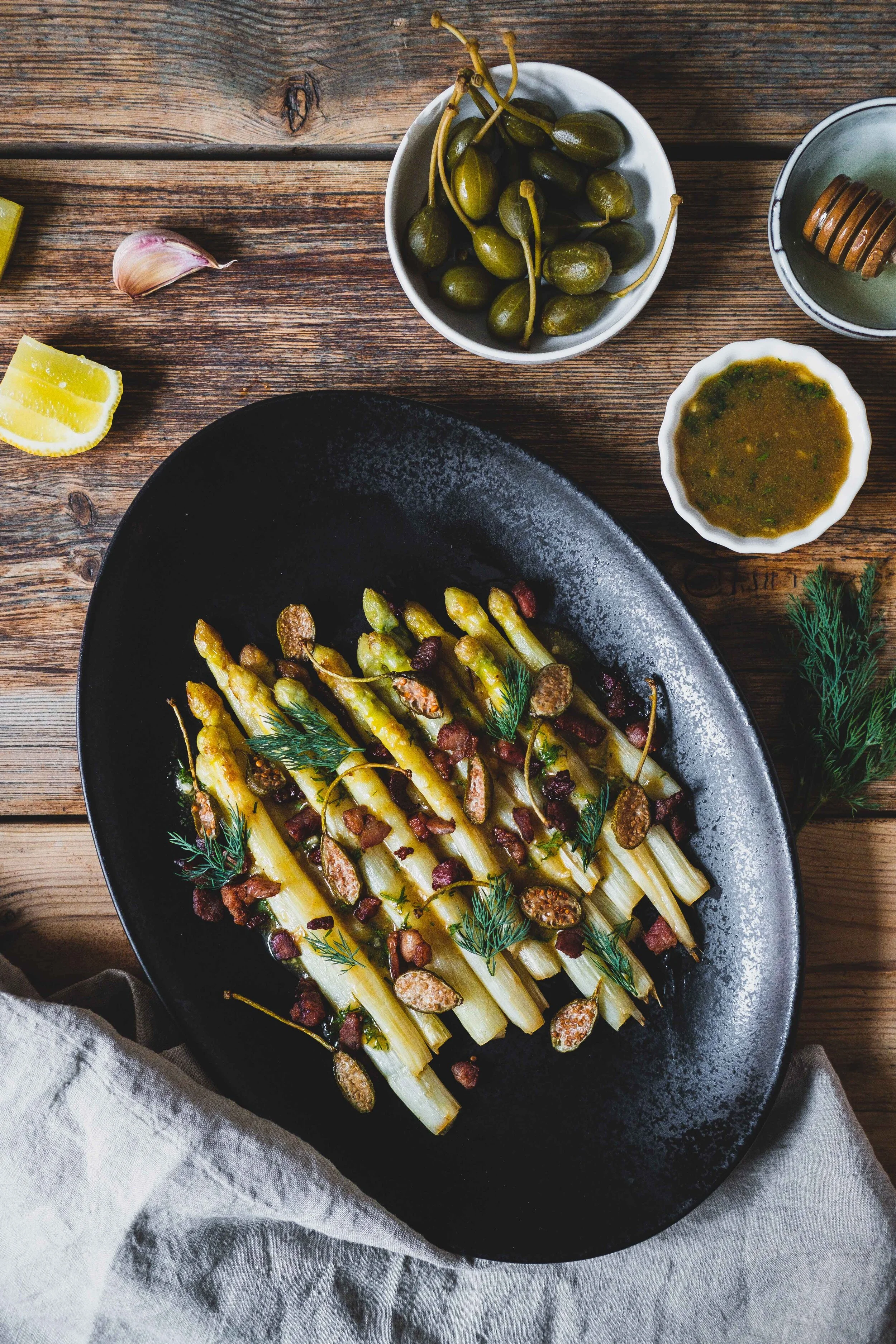 Hvide asparges med sød sennepsdressing og sprøde kapers bær