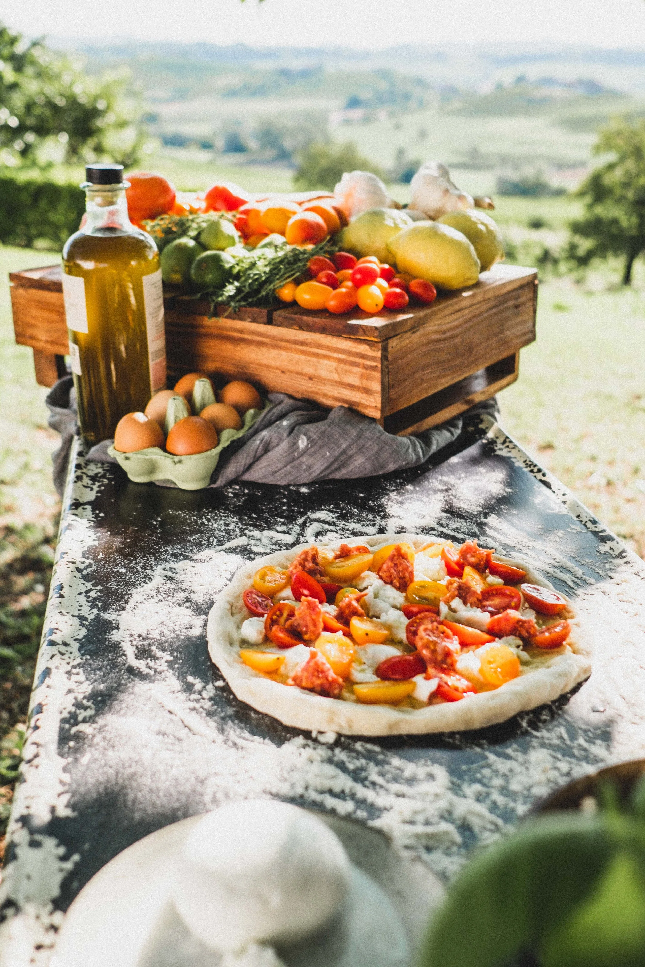 Pizza med cherrytomater og salsiccia