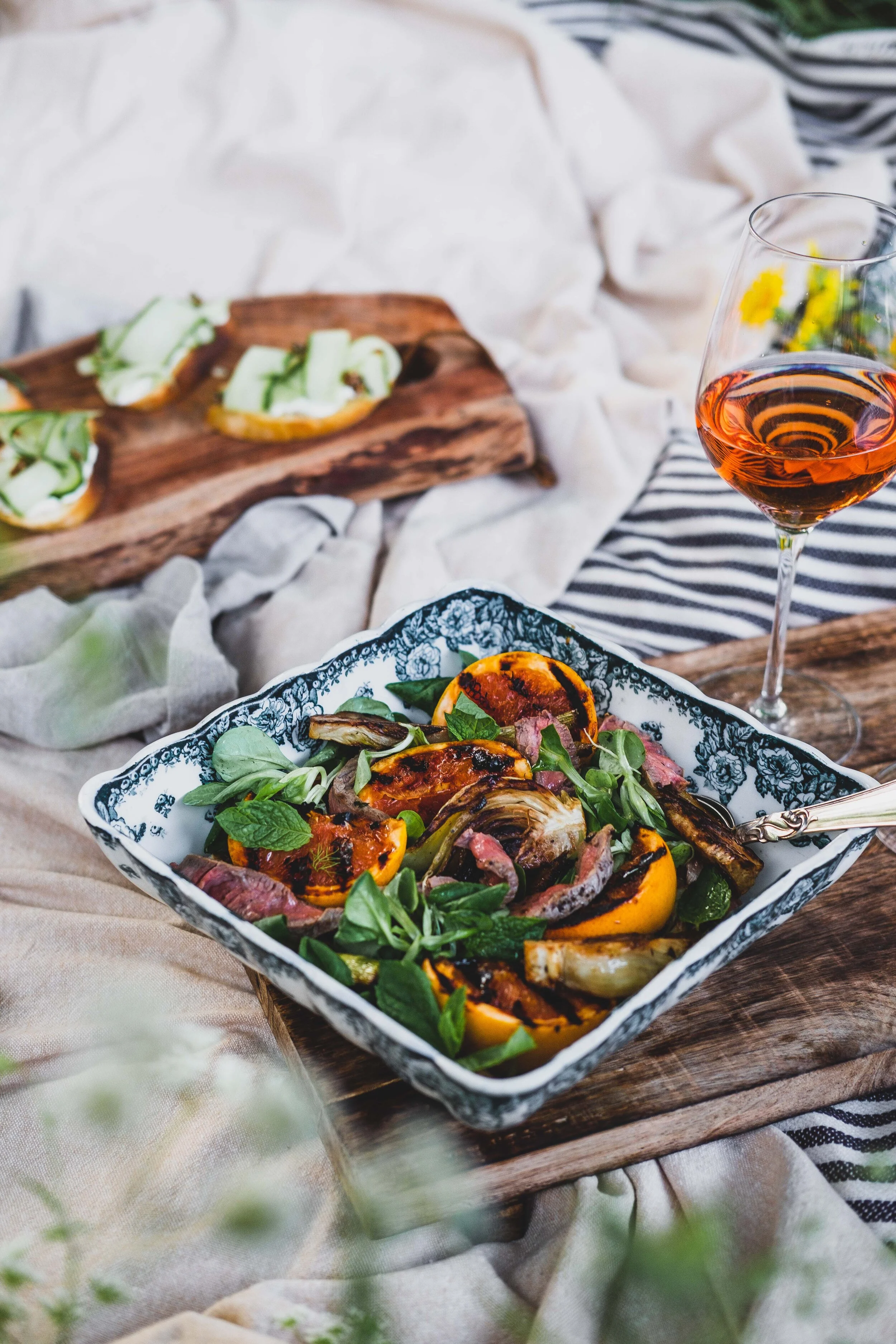 Sommersalat med brændt grape, fennikel og entrecote