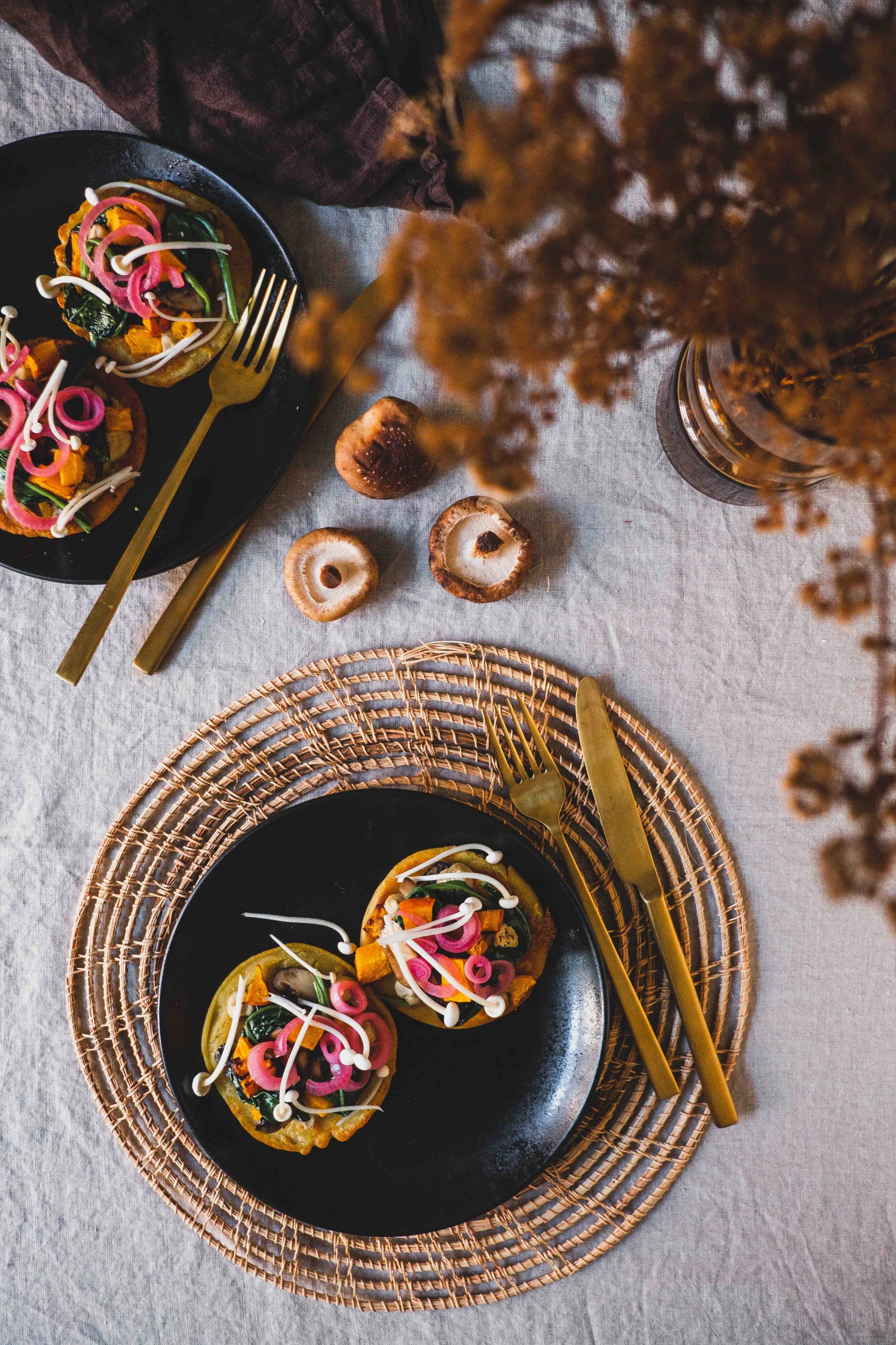 Mini farinata med svampe, græskar og hummus