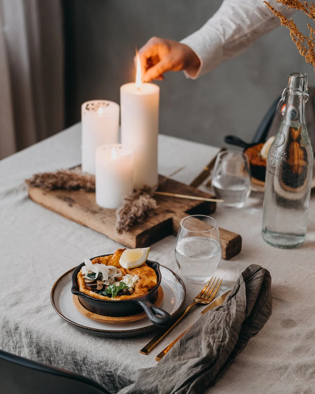 Dutch baby med stegte svampe, spinat og pisket hvidløgssmør