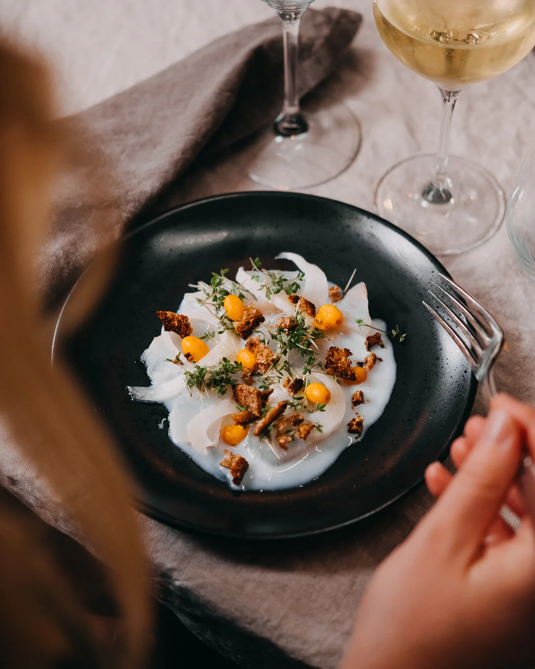 Nytårsforret: Rimmet torsk med syltet fennikel, karse, havtorn, rugbrødsknas og peberrodskærnemælk