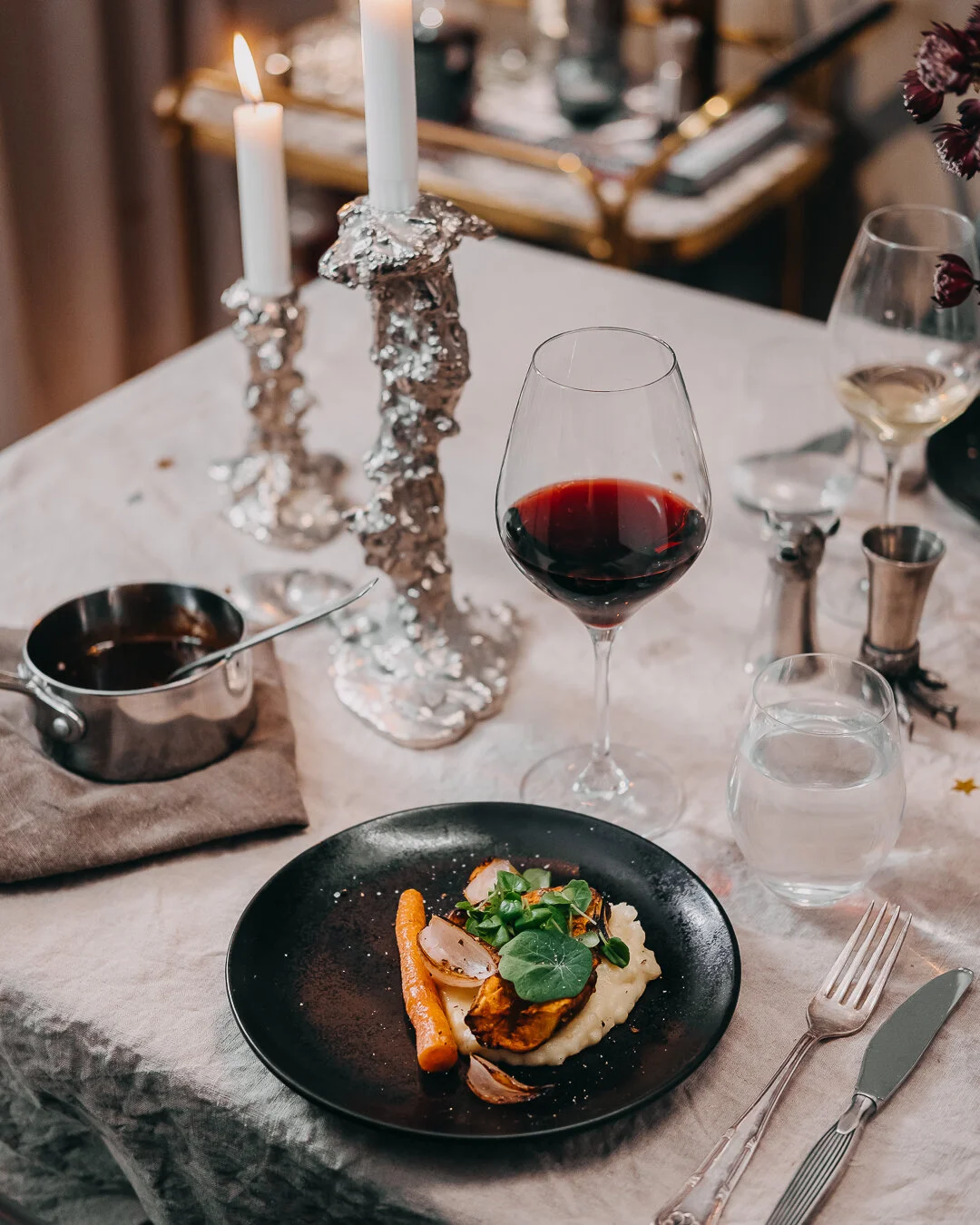 Nytårshovedret: Variation af jordskokker bagt og pureret med portvinsglace, brændte løg, gulerødder og urter