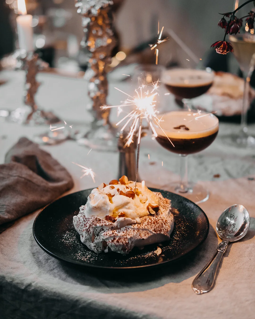 Nytårsdessert: Hasselnøddemarengs med dulce de leche kaffe creme, vaniljeis og hele hasselnødder
