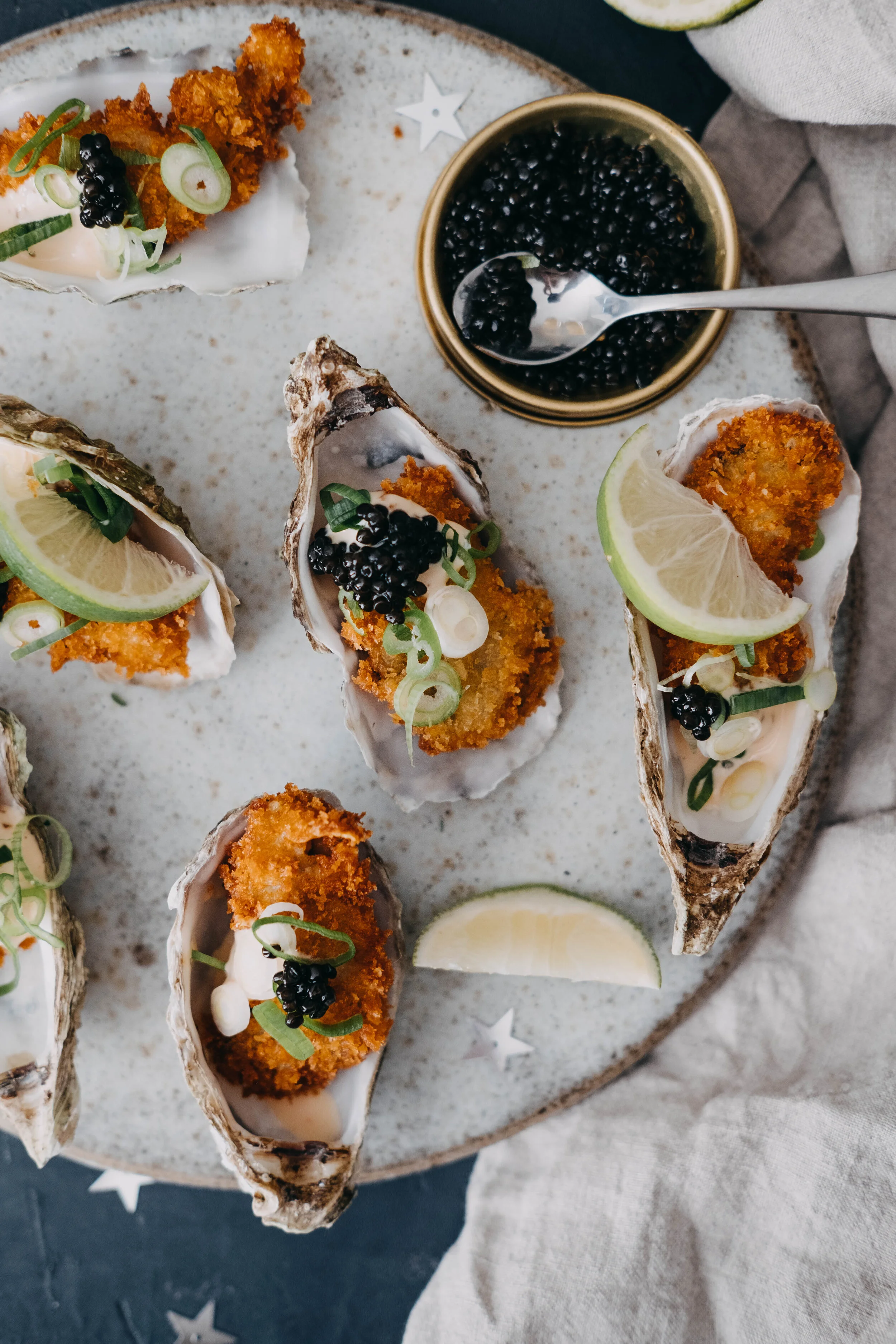 Nytårsvelkomst: friterede østers med kaviar, lime mayo og forårsløg