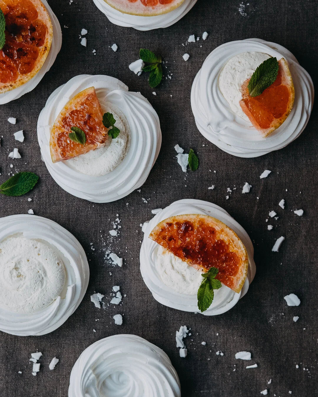 Marengs med mascarponeskum og karamelliseret grape