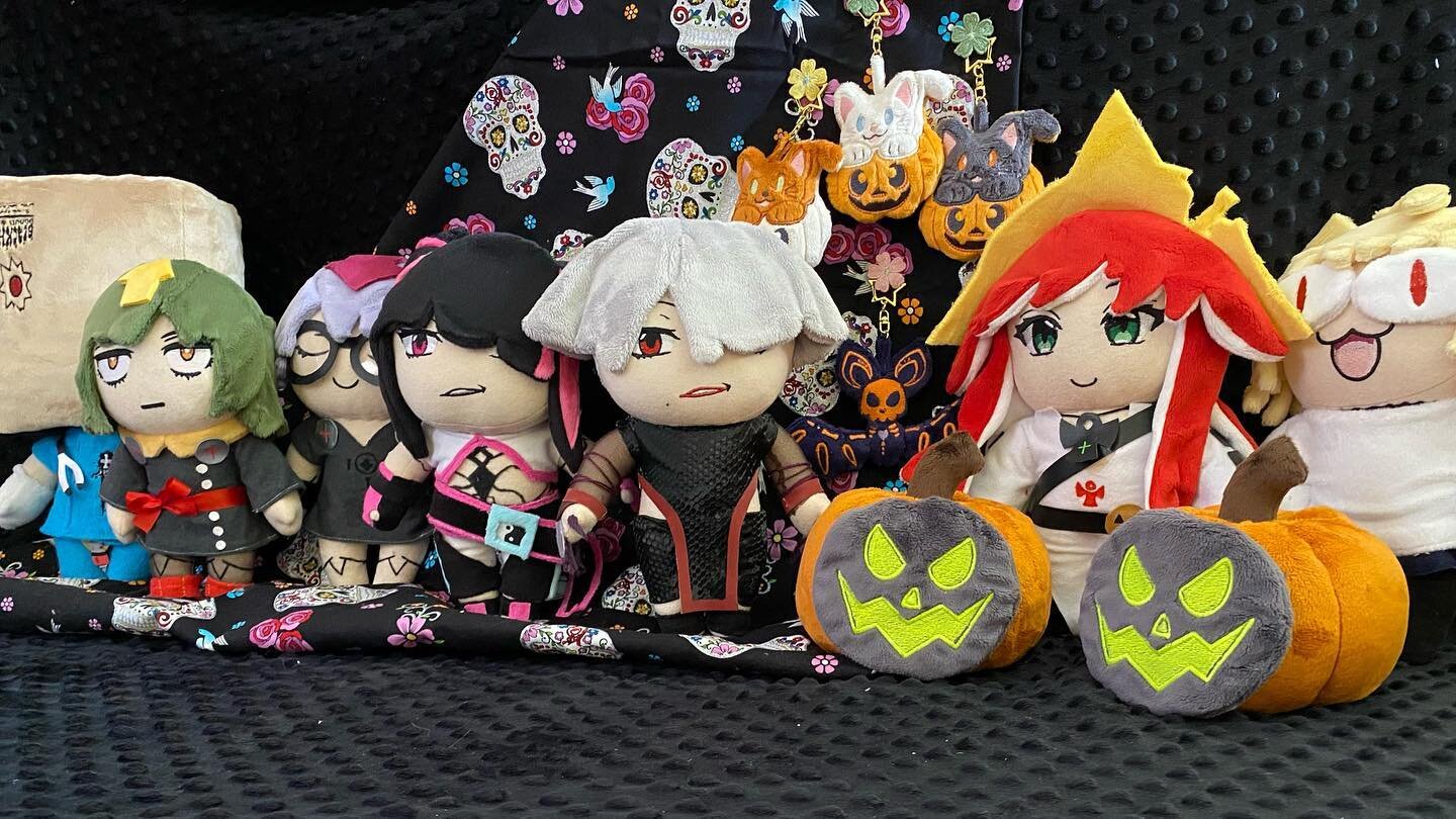 New Chibis and some Halloween themed plushies available today at 1pm EST in my sh0p~

Shares/saves/likes are all appreciated 😌

The jack-o lanterns faces are glow in the dark as well as the eyes for the cat charms and spooky skeleton for the bat 🎃?