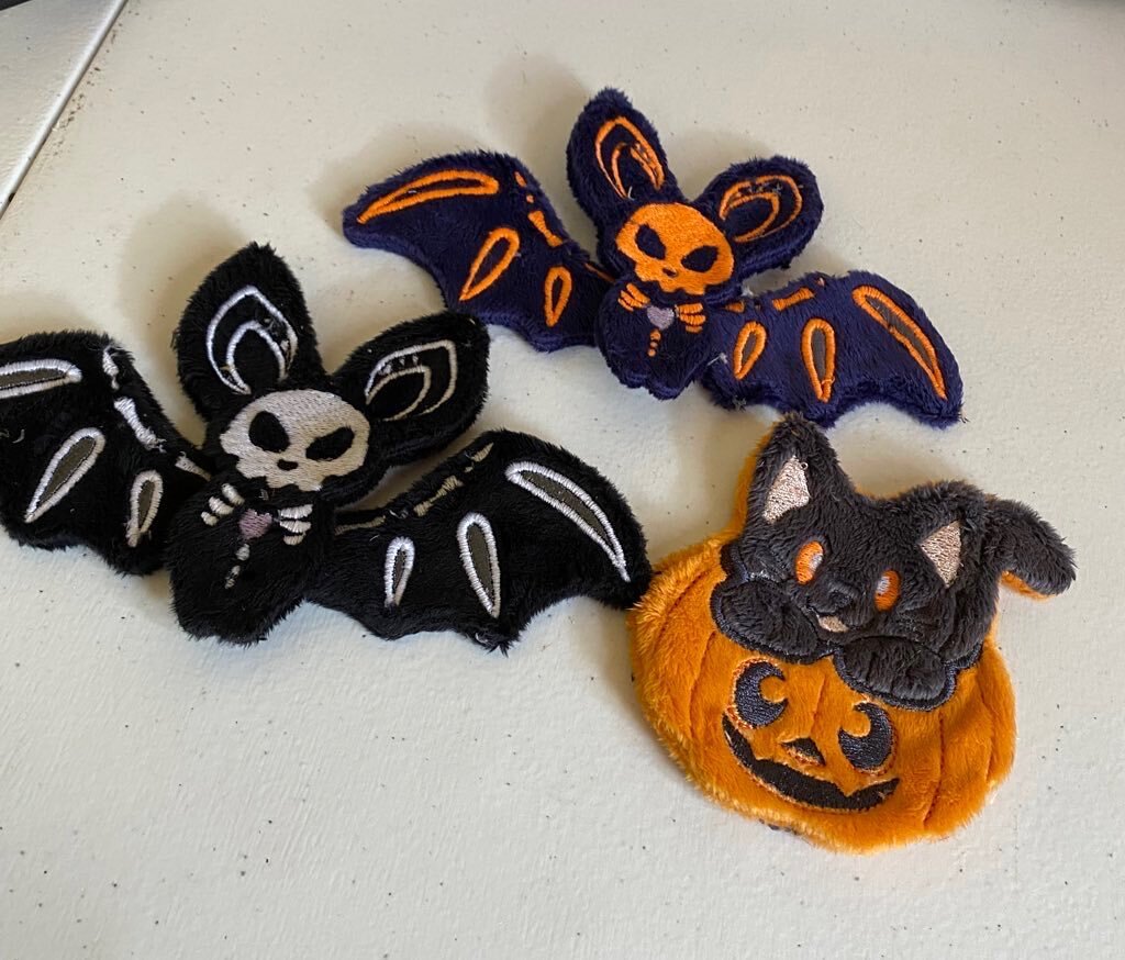 Working on new Halloween charms. They were so cuuuute

Both ITH patterns by @dragonsgarden