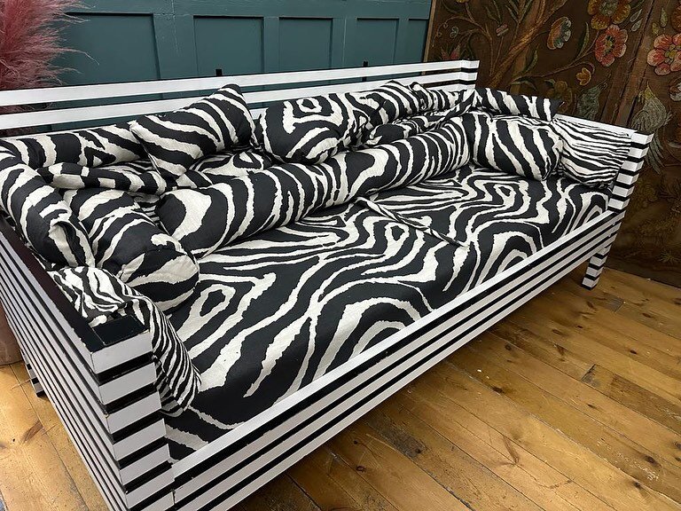 Something really special! Zebra daybed sofa by the incredible Charles Jencks. Reupholstered in zebra print fabric. A true one off piece from the very stylish cosmic house. Post modern style in the theme of morphing and camouflage 🦓 
&bull;
&bull;
&b