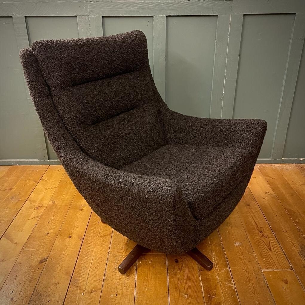 @parkerknoll swivel chair, model 110/111. Beautifully reupholstered in @designersguild Cormo boucle - charcoal. Super Soft sumptuous stylish swiveler!
&bull;
&bull;
&bull; 
#upholstery #reupholstery #upholsterylondon #interiors #interior #interiordes