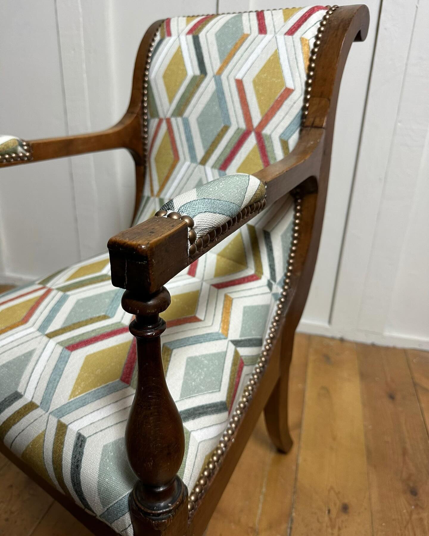 A duo of antique chairs revived for their West London home. Both were reupholstered in a modern but classic print by @janechurchillfabrics. 
&bull;
&bull;
&bull; 
#upholstery #reupholstery #upholsterylondon #interiors #interior #interiordesign #inter
