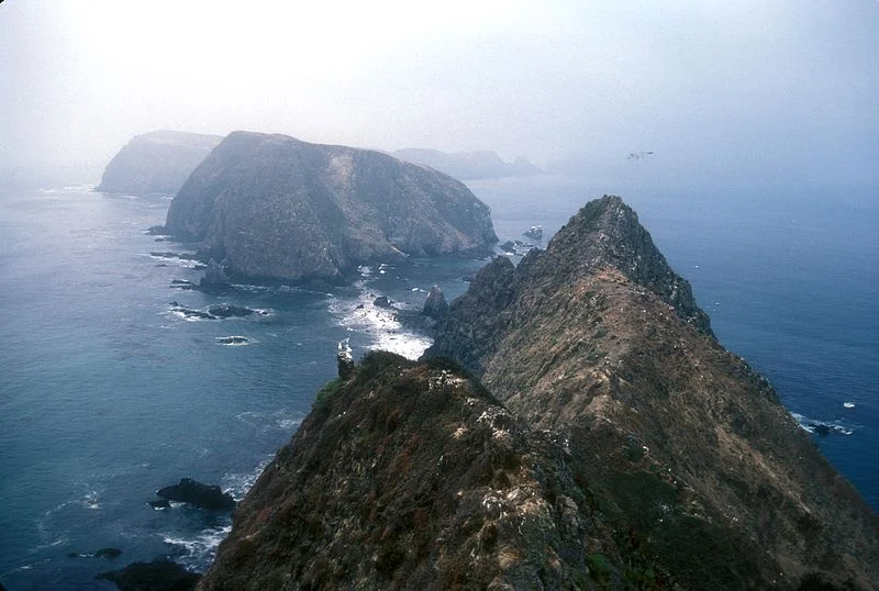 800px-ANACAPA_ISLAND_IN_CHALLNEL_ISLANDS_N.P.,_CA.jpg