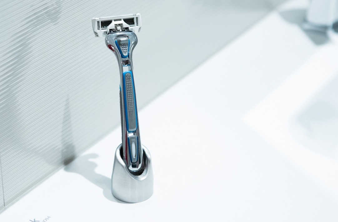 Solo-2-The-Razor-Stand-Toothbrush-Holder-Reinvented-03.jpeg