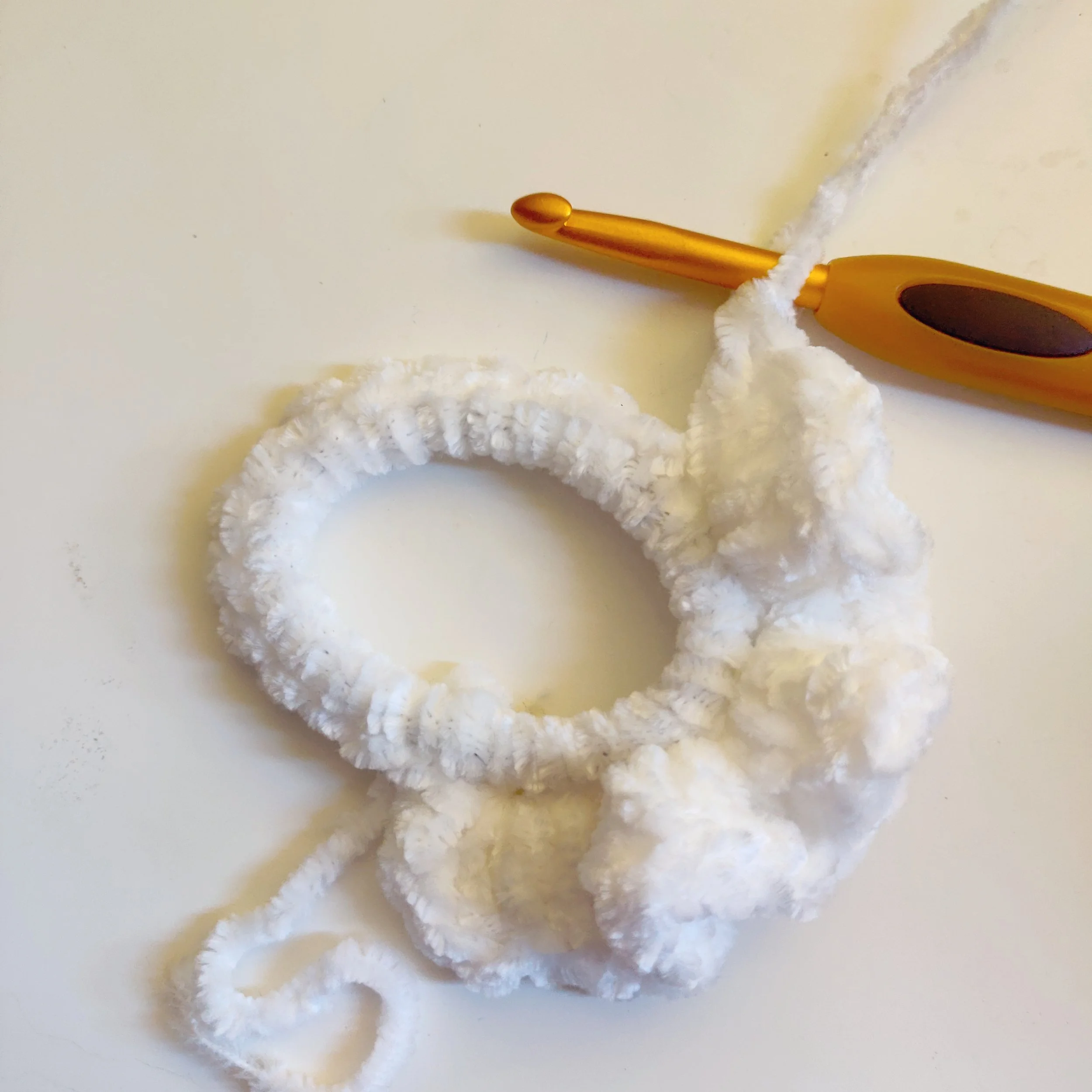 You will repeat this sequence all the way around the hairband- DC x 3 in one stitch, DC x 4 in the next . When you get back to the start, Join with first stitch & F.O. Weave in your ends & cut off the excess.