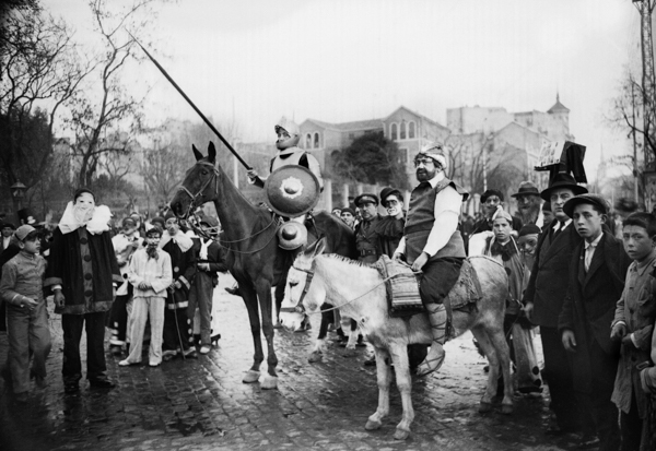 MARÍN. Don Quijote y Sancho Panza en las inmediaciones de la Plaza de Colón. Madrid, febrero de 1932.  Fundación Pablo Iglesias 