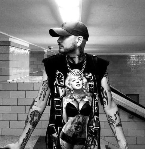 REIN VOLLENGA'S sleek abstract kink 