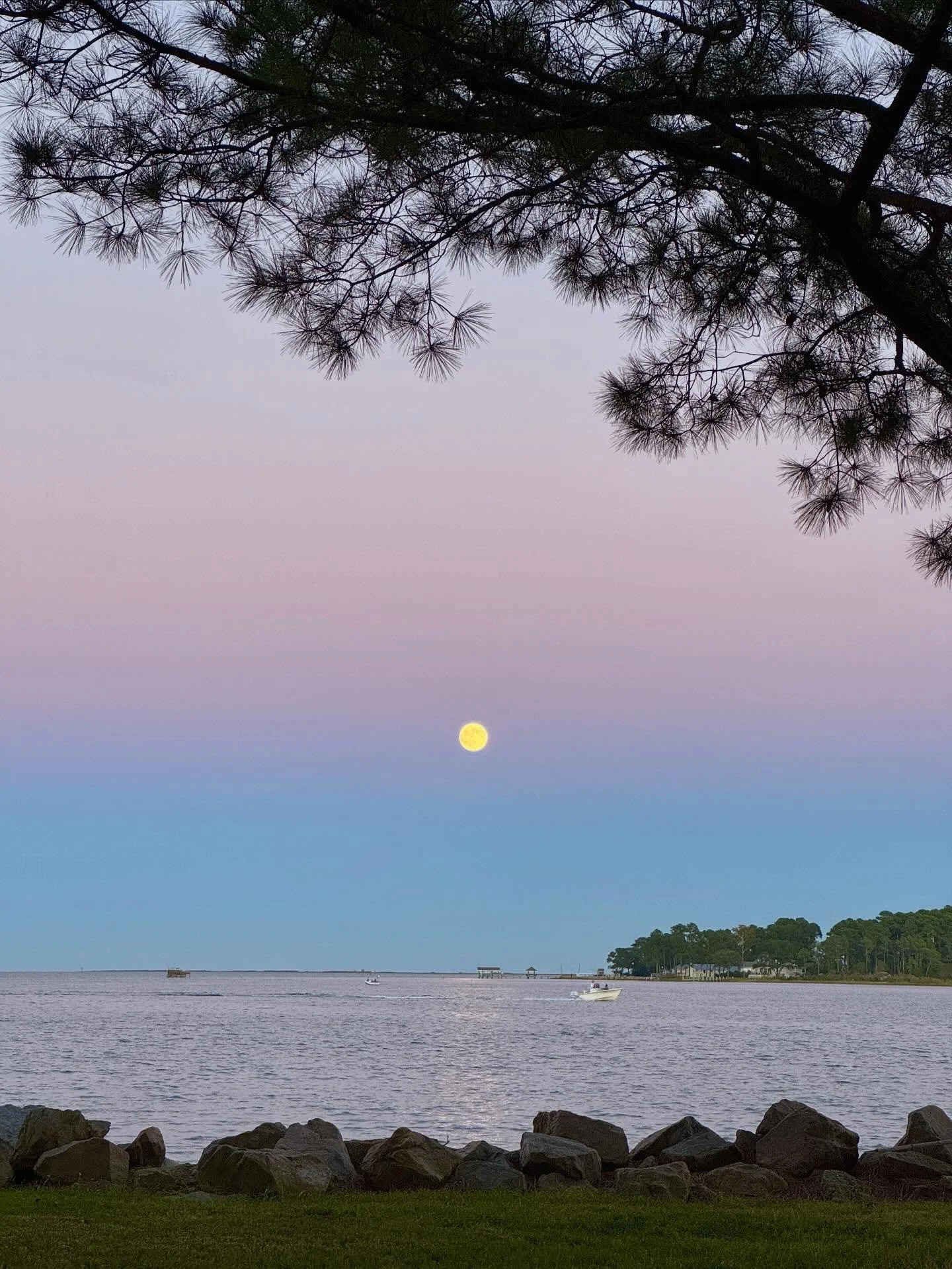 ✨ Full Moon over Yorktown
The horizon blushed in soft pastels as the full moon lifted above the bay &mdash;
a moment of stillness, color, and reflection. 🌕🌊

#FullMoon #FullMoonPhotography #YorktownVA #YorktownBeach #VirginiaCoast #ChesapeakeBay #C