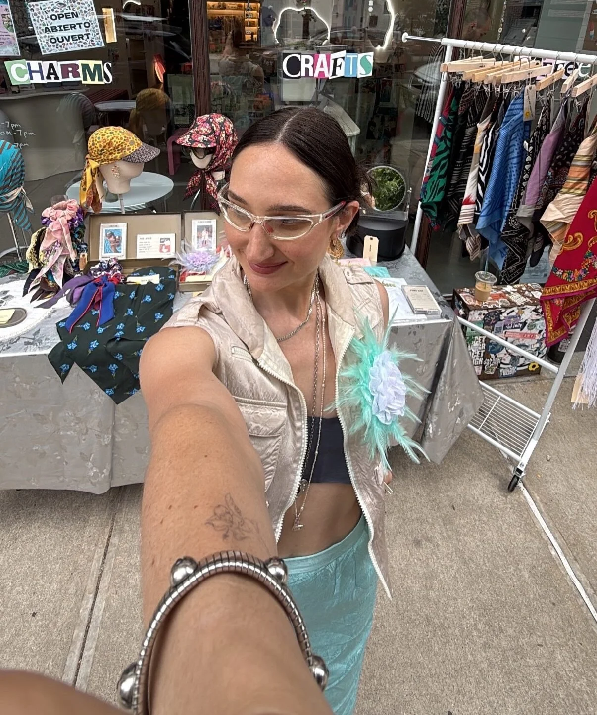 How to have a perfect day: 1. Pop up at the cutest store in Williamsburg @haricotvert 🫛💕 2. Meet the cutest neighbors and accessorize all your new friends 🌸☁️ 3. Think good thoughts about the Knicks 🧡💙4. Get a mild sunburn ☀️ 5. Snag a 4:30 dinn